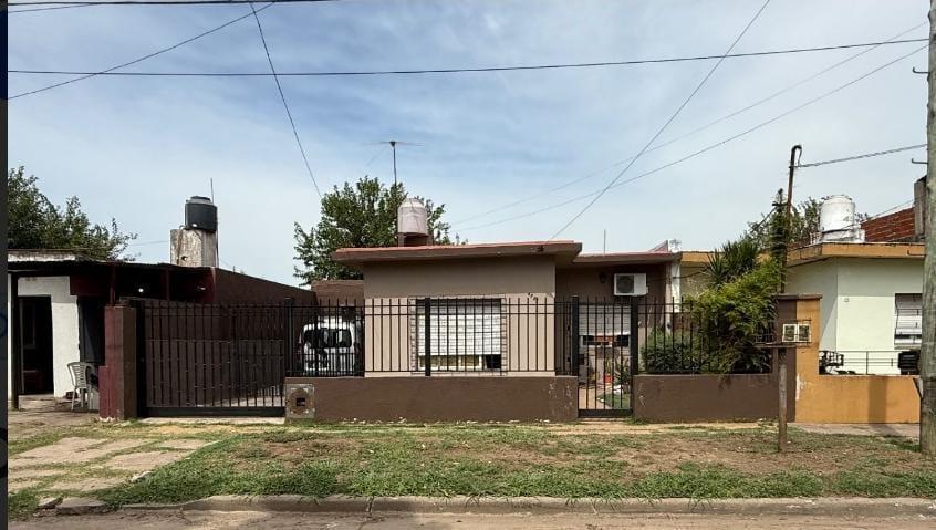Foto de Venta casa 3 ambientes amplio jardin y quincho - Jose C Paz, imagen 1