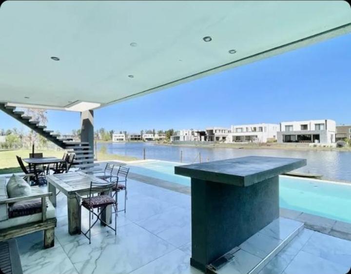 Foto de ALQUILER TEMPORAL CASA 6 AMBIENTES CON PISCINA - BARRIO LAGUNA GRANDE, imagen 2