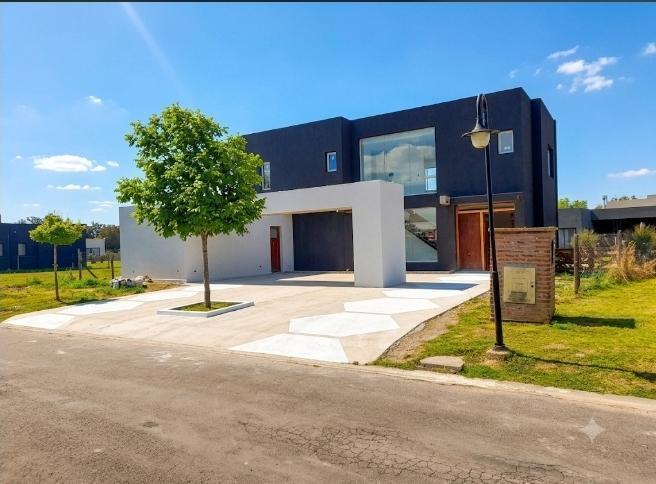 Foto de VENTA Casa 5 amb., 4 hab., 3 baños, lavadero, quincho c/parrilla, imagen 3