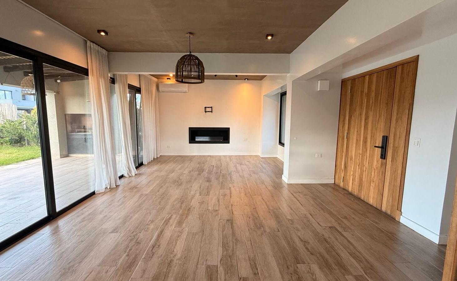 Foto de VENTA CASA 6 AMBIENTES CON PILETA - BARRIO SANTO TOMAS PILAR. ACEPTA, imagen 3