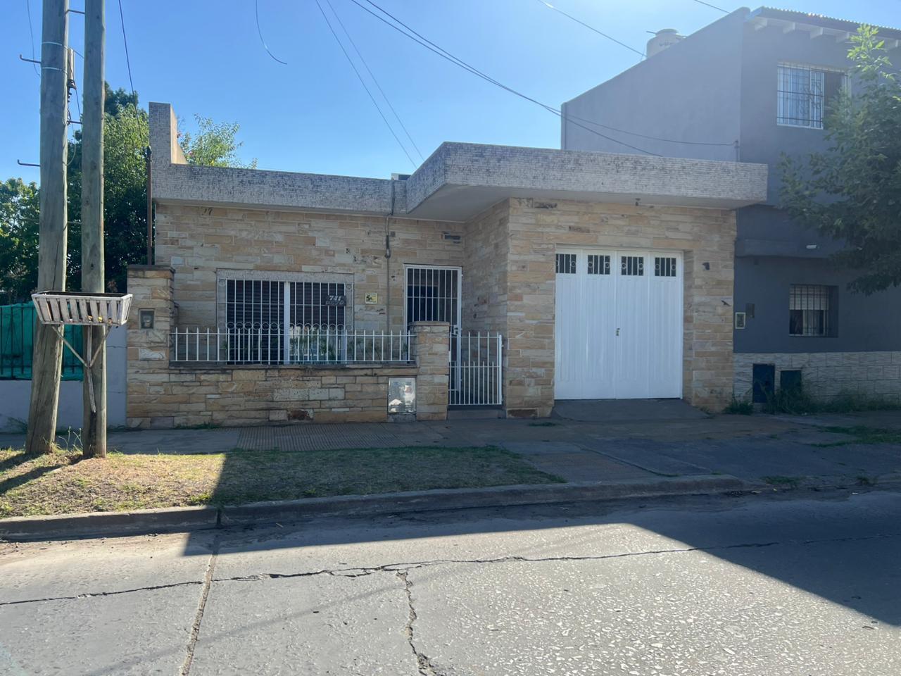 Foto de Venta casa 3 ambientes - Jardin y Cochera APTA CREDITO- José C Paz, imagen 1