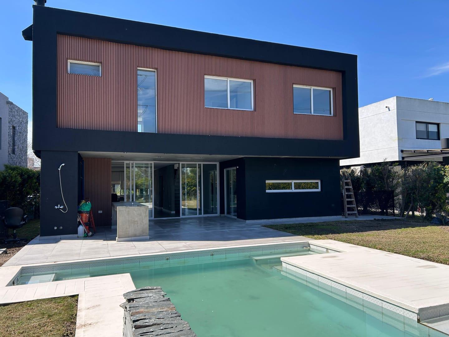 Foto de VENTA CASA A ESTRENAR 7 AMBIENTES C/ PISCINA - BARRIO LAS TIPAS, imagen 1