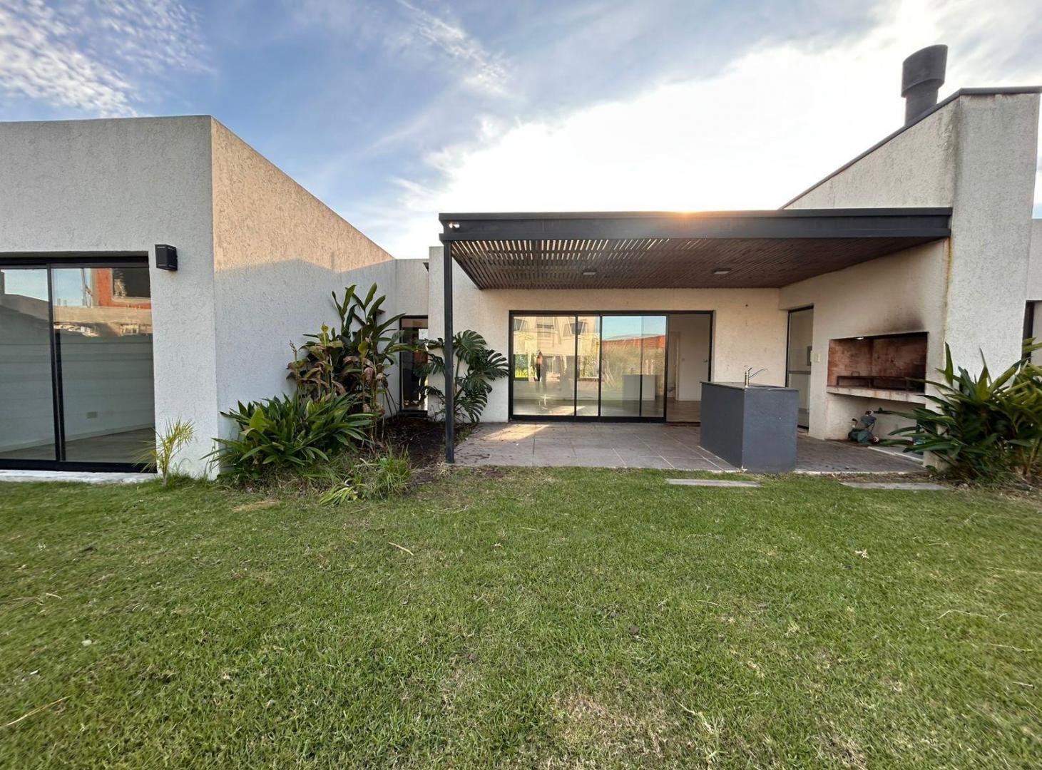 Foto de VENTA CASA 4 AMBIENTES - BARRIO SANTO TOMAS, imagen 2