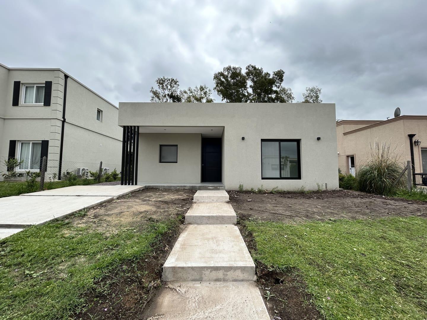 Foto de venta casa 4 ambintes con pileta - Barrio Santo Tomas, Pilar, imagen 1