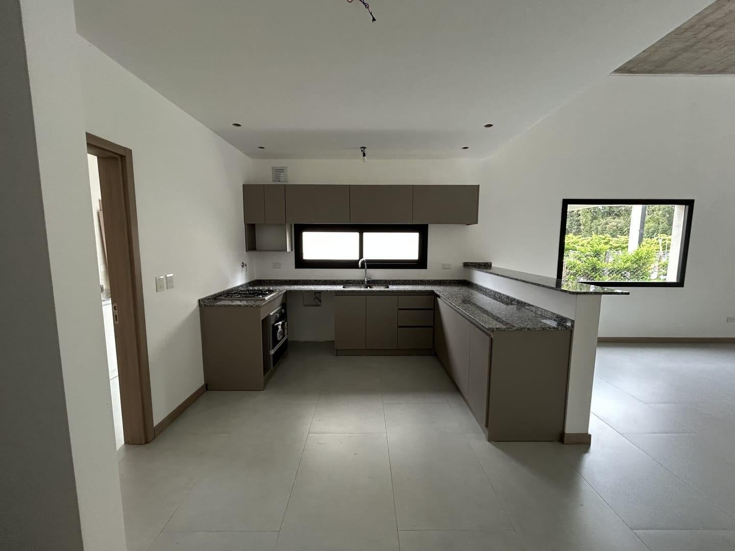 Foto de venta casa 4 ambintes con pileta - Barrio Santo Tomas, Pilar, imagen 2