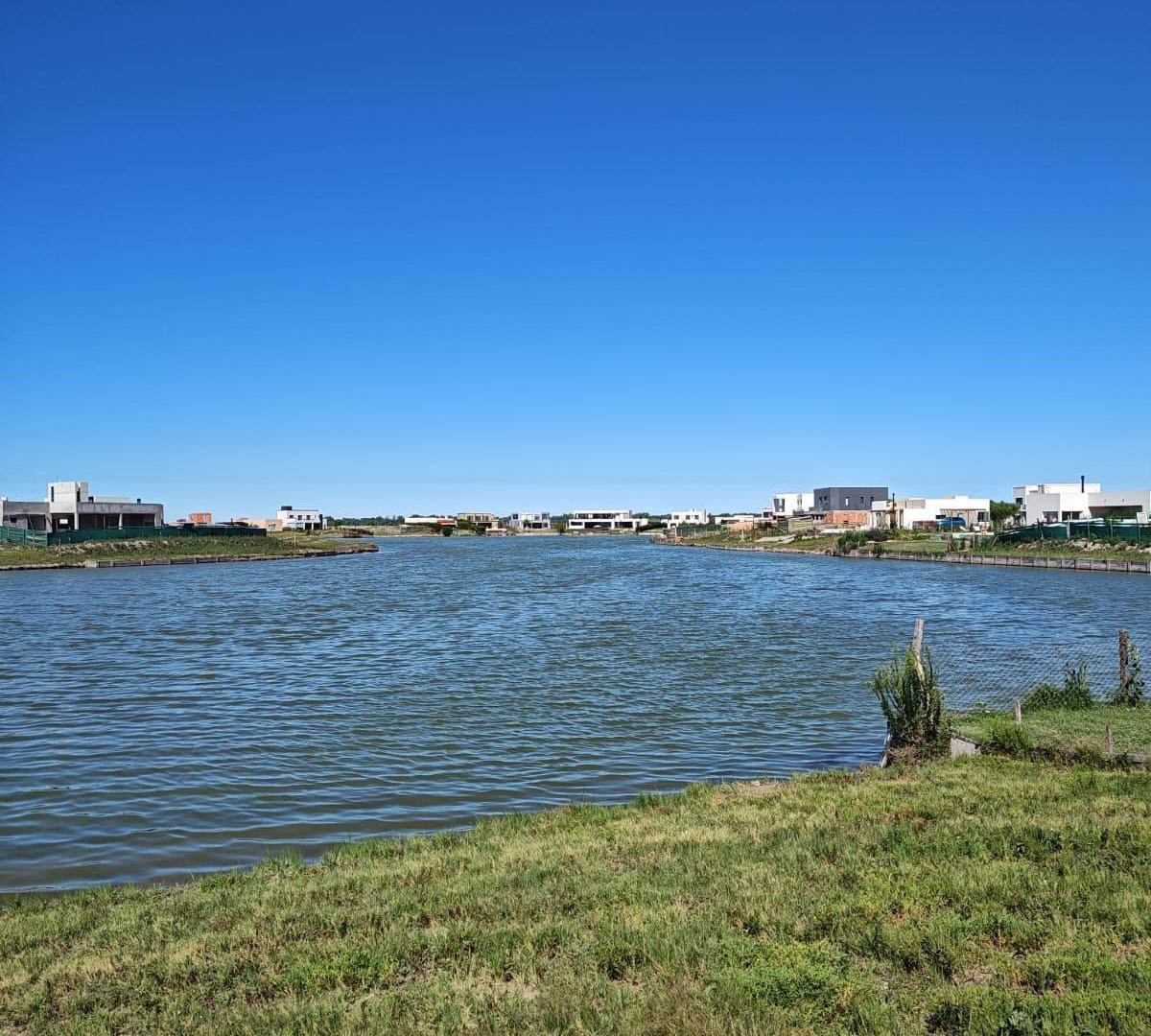 Foto de Hermoso lote a la laguna en Area 8, San Sebastián, imagen 1