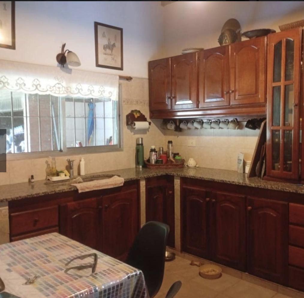 Foto de Venta casa 7 ambientes C/ pileta y quincho - Parque Alvear 1, imagen 3