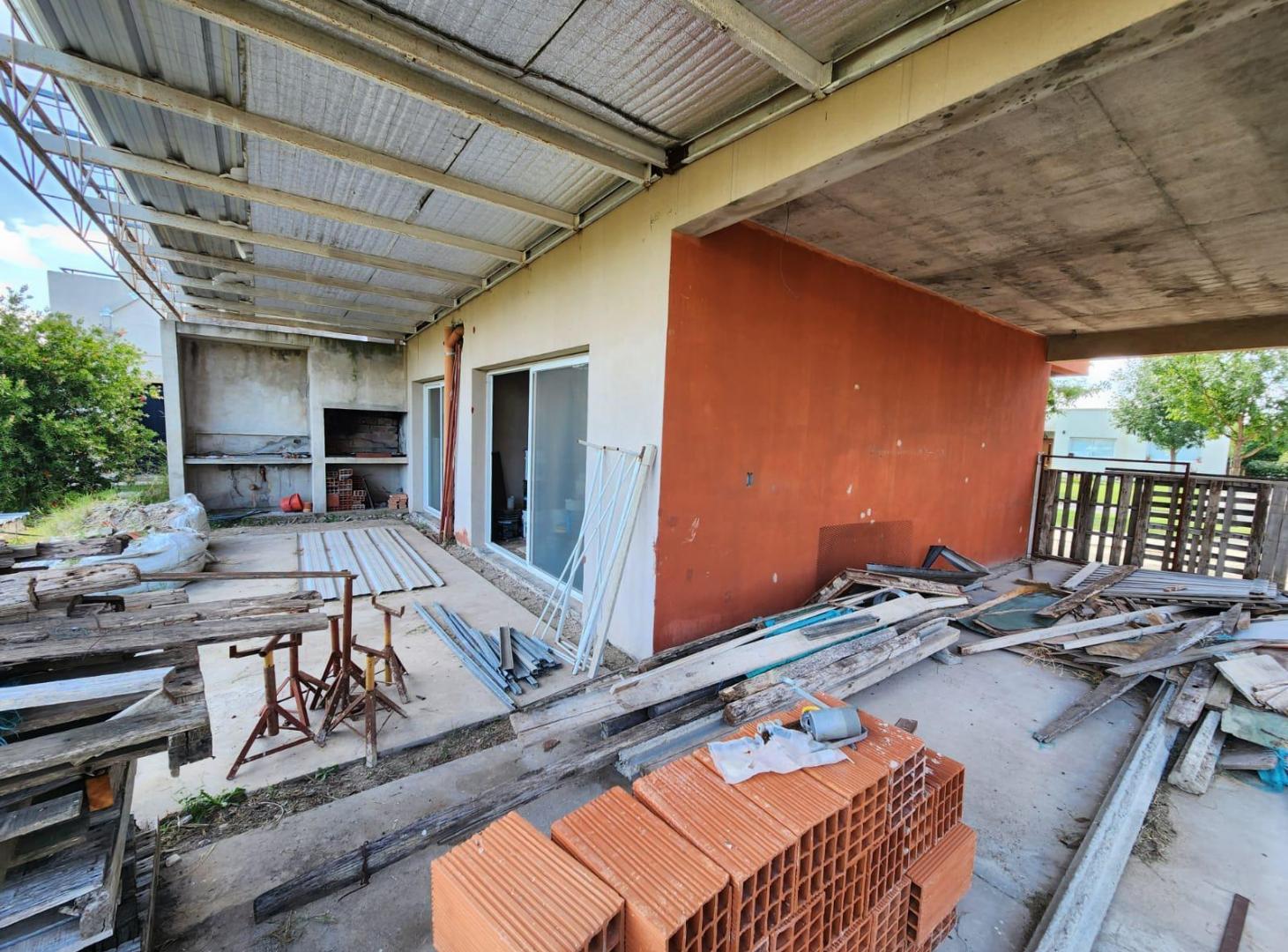 Foto de VENTA CASA 5 AMBIENTES CON GALERÍA, PARRILLA Y PILETA - BARRIO SAN, imagen 1
