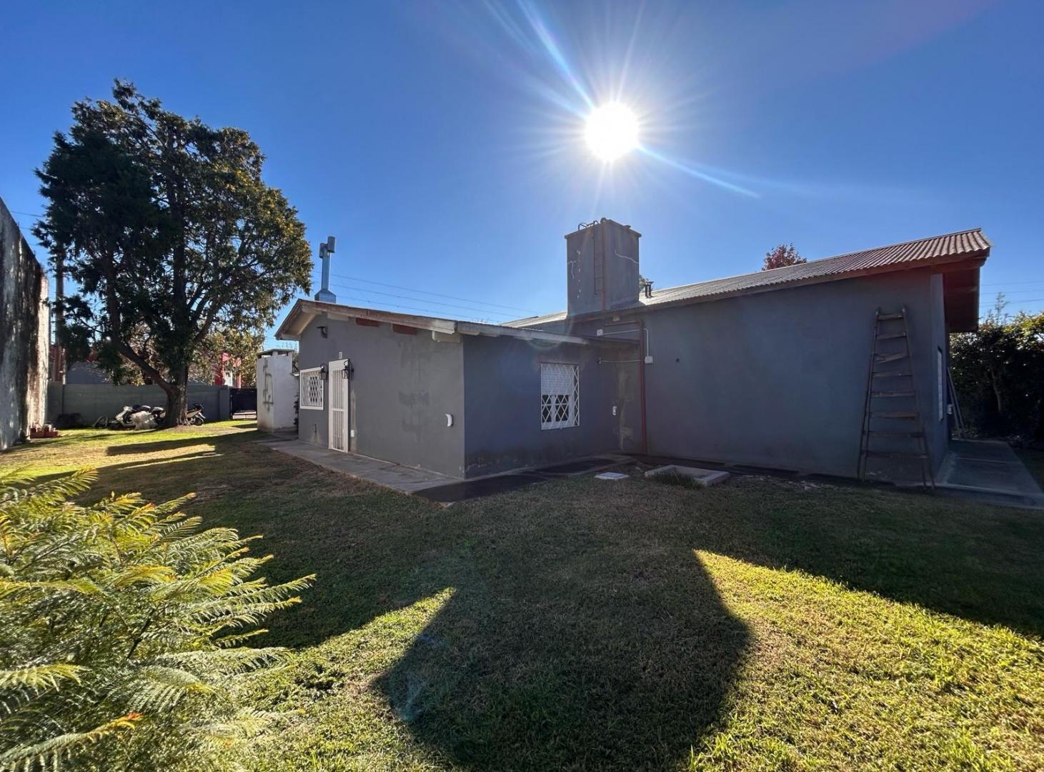 Foto de VENTA CASA 5 AMBIENTES CON PILETA ZONA COMERCIAL - FRANCISCO ALVAREZ, imagen 4