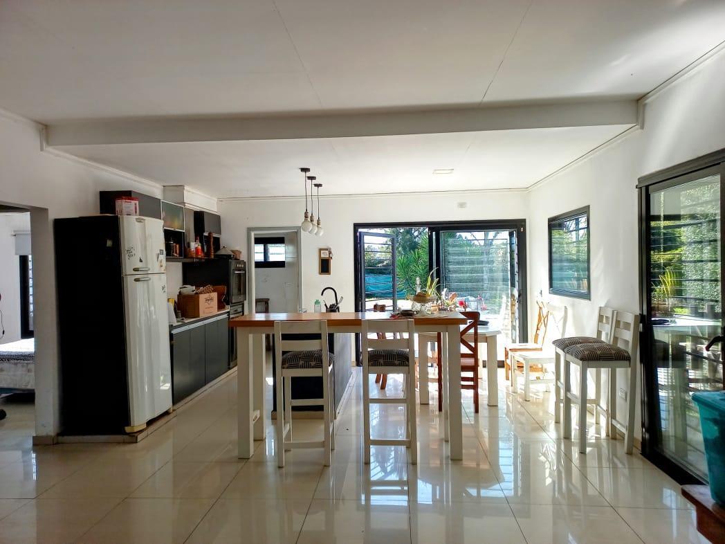 Foto de Venta casa 4 ambientes con pileta en barrio Tipas Blancas - Yei Porá, imagen 2