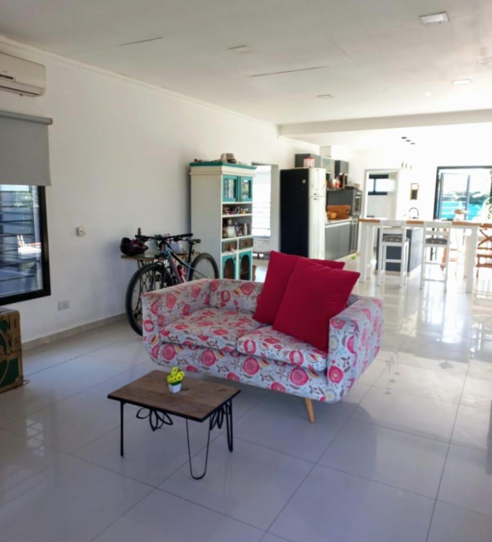 Foto de Venta casa 4 ambientes con pileta en barrio Tipas Blancas - Yei Porá, imagen 3