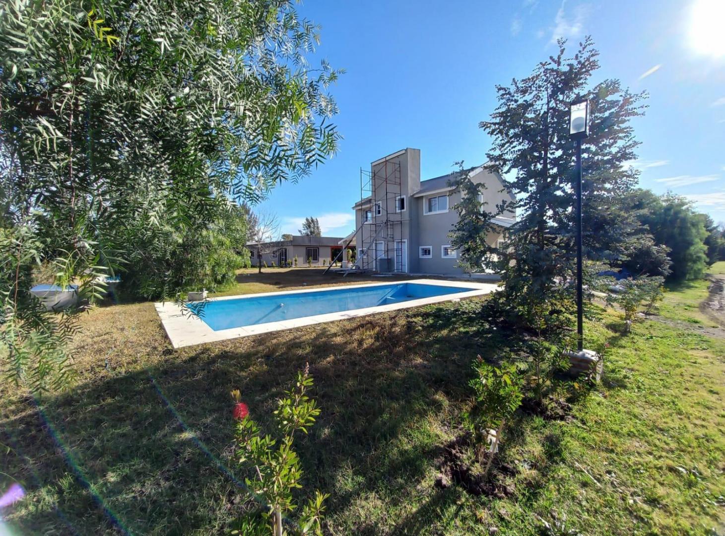 Foto de VENTA CASA 3 AMBIENTES CON COCHERA Y PILETA - BARRIO ALAMOS DE YEI PORA, imagen 1