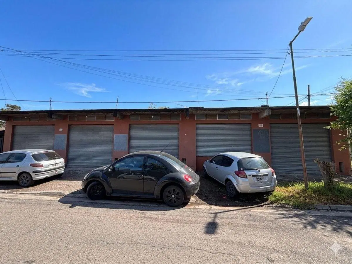 VENDEMOS AMPLIO LOCAL en Esquina sobre CALLE PRINCIPAL - Ideal para Comercio Grande o dividir 4