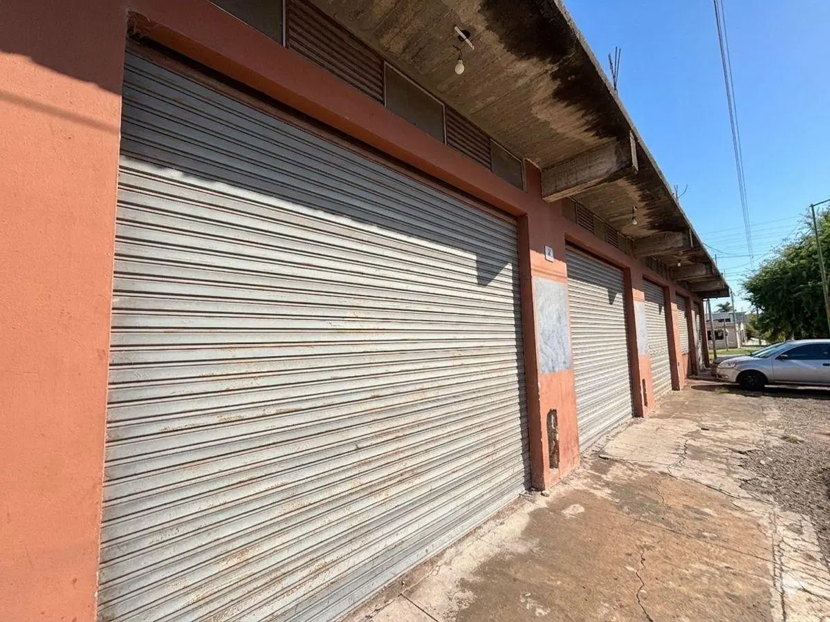 VENDEMOS AMPLIO LOCAL en Esquina sobre CALLE PRINCIPAL - Ideal para Comercio Grande o dividir 3