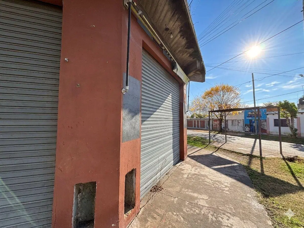 VENDEMOS AMPLIO LOCAL en Esquina sobre CALLE PRINCIPAL - Ideal para Comercio Grande o dividir 5