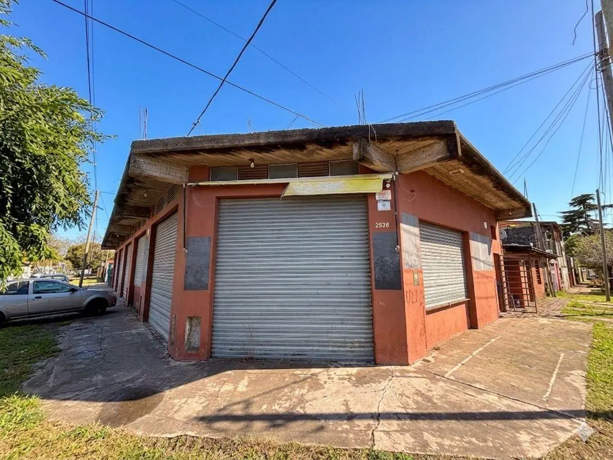 VENDEMOS AMPLIO LOCAL en Esquina sobre CALLE PRINCIPAL - Ideal para Comercio Grande o dividir 1