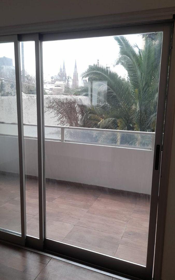 Foto de ALQUILER DTO 1 DORM BALCÓN, DVH, RADIADORES, PLAZA MALVINAS LA PLATA, imagen 2
