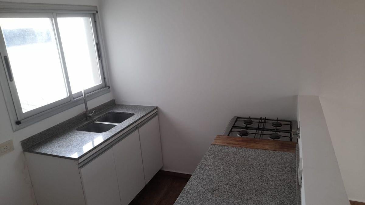 Foto de ALQUILER DTO 1 DORM BALCÓN, DVH, RADIADORES, PLAZA MALVINAS LA PLATA, imagen 3