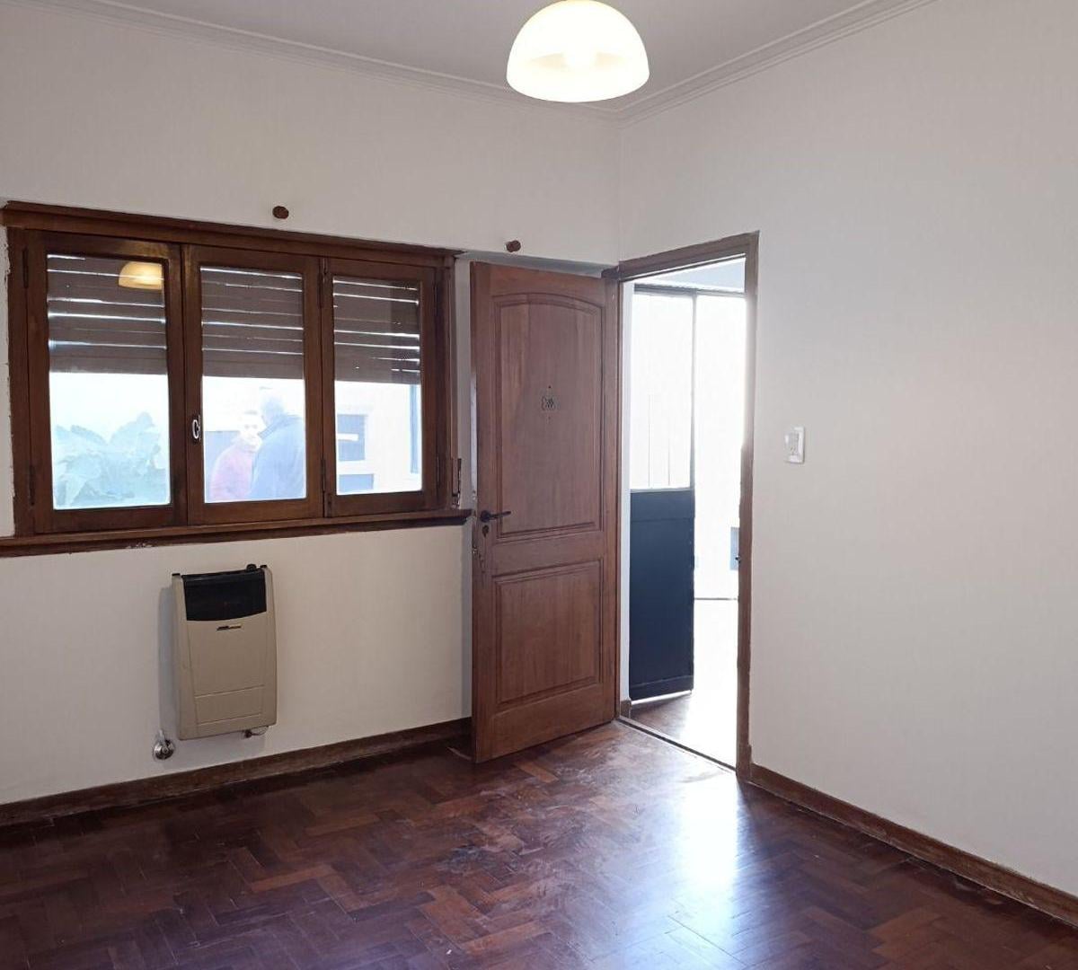 Foto de PH en alquiler 1 dormitorio con patio, parrilla y deck – Tolosa, imagen 4