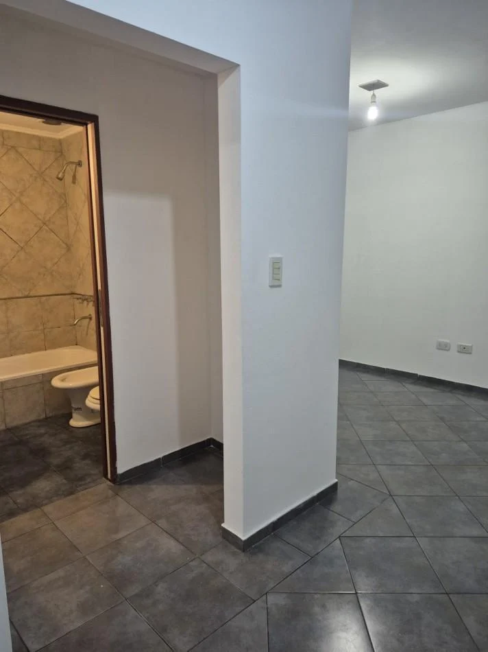 Foto de ALQUILER- Amplio Departamento 2 ambientes con cochera, imagen 5