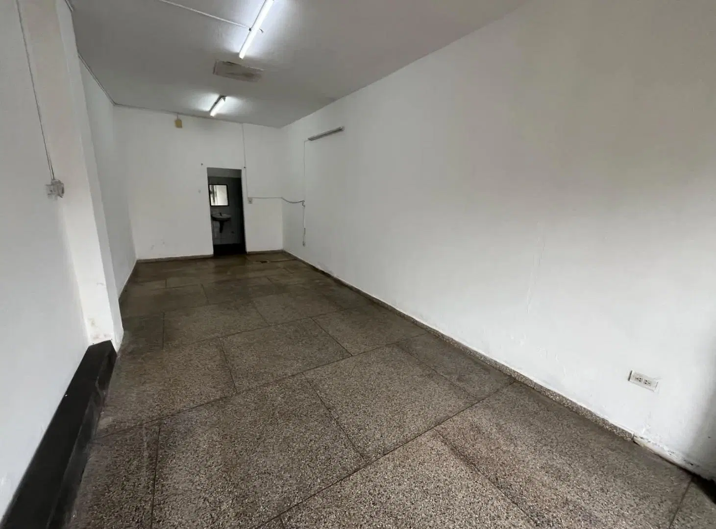 Local para alquiler comercial- Mendoza al 7900, Rosario- 35 M2, con vidriera. 2