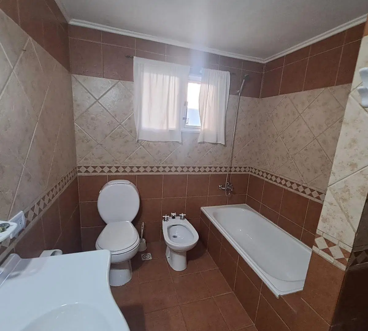 Alquiler, casa 4 ambientes en Barrio las Victorias 5