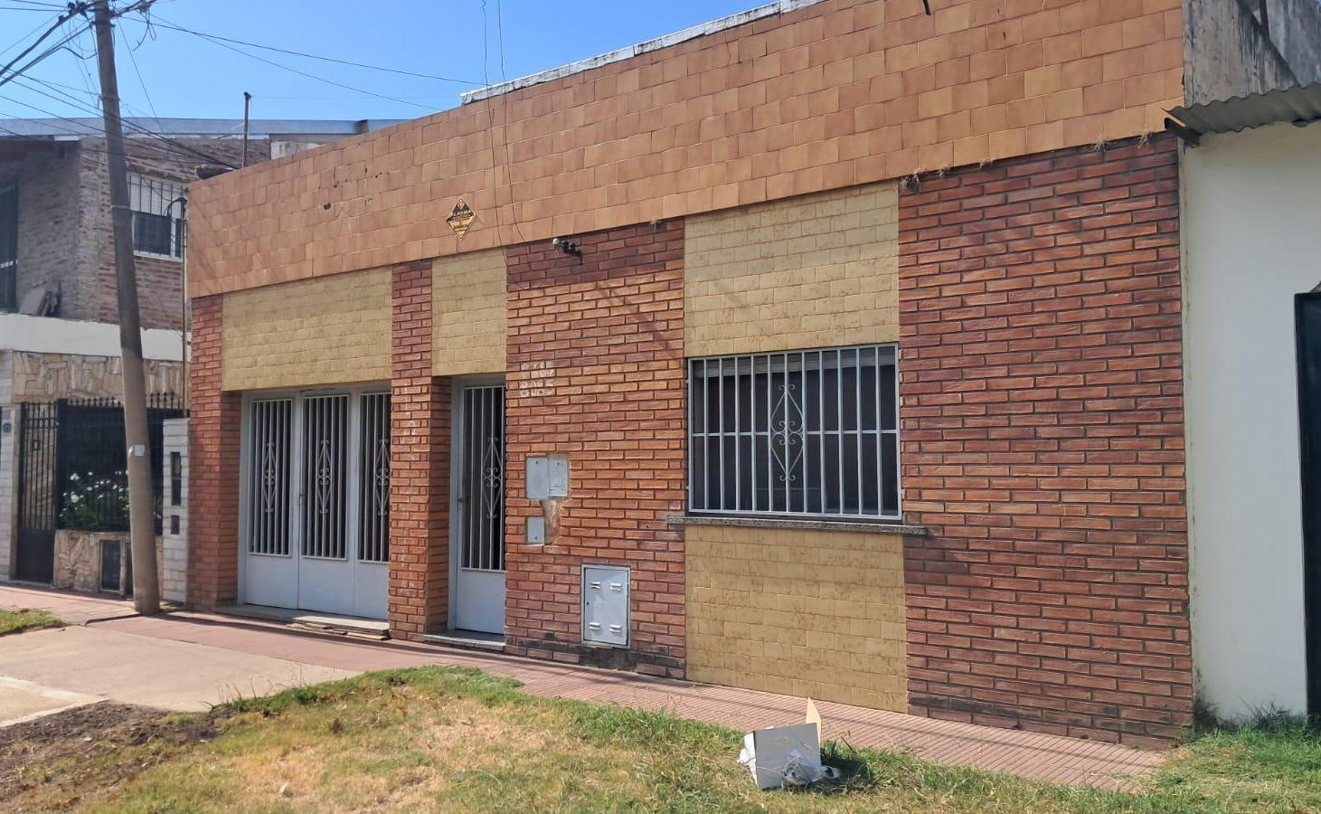 VENTA CASA FISHERTON 3 DORMITORIOS PILETA LOCAL FISHERTON
