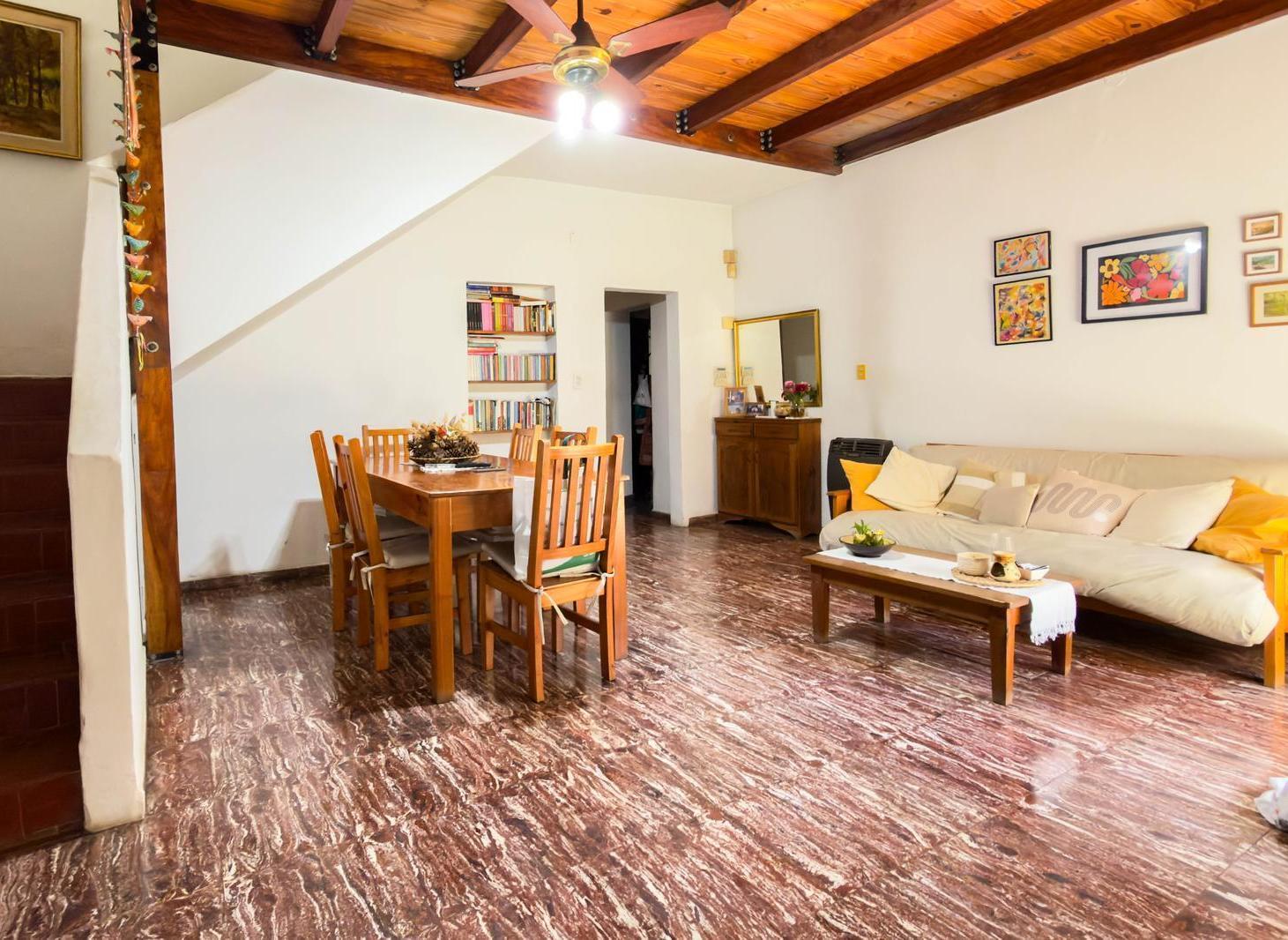 Venta - Casa de 3 Dormitorios con Terraza y Cochera en Zona Abasto