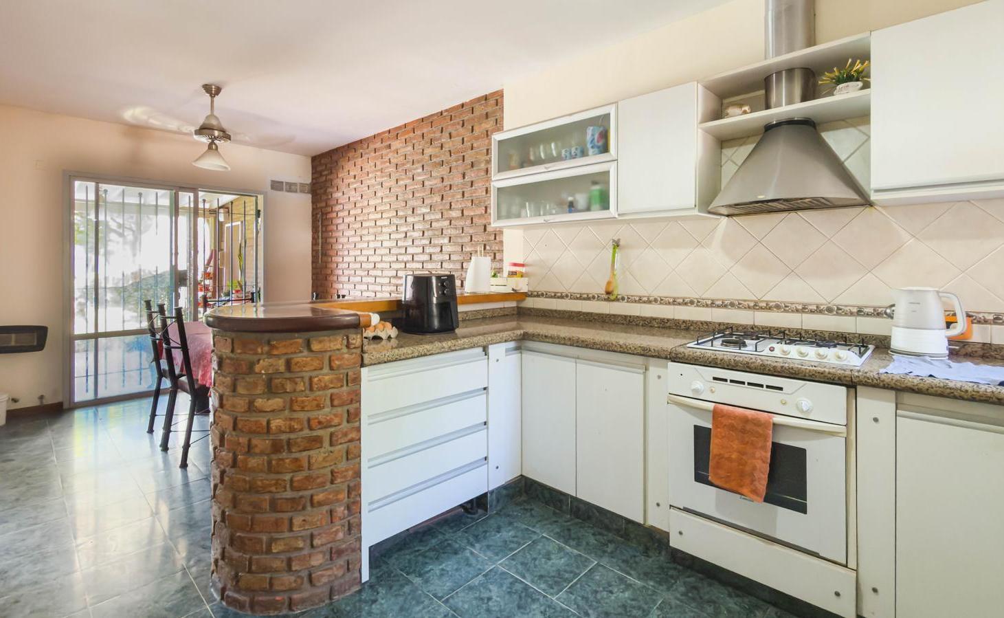 VENTA CASA 3 DORMITORIOS - JARDIN - PILETA Y COCHERA