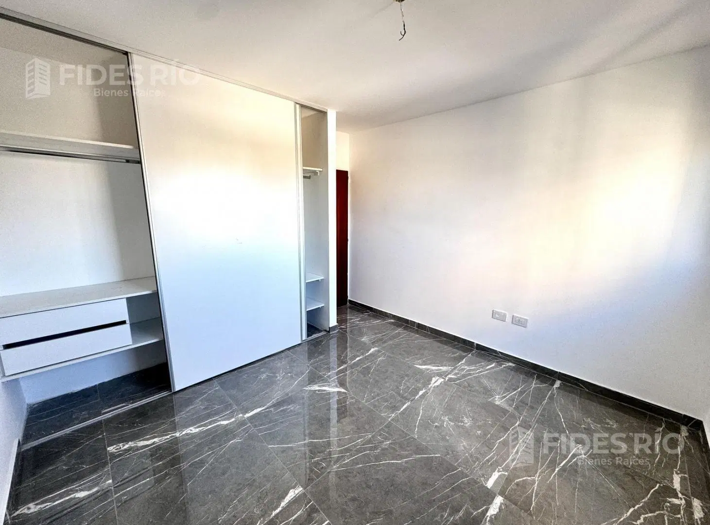 Departamento al frente de 2 Dorm. con Balcón. Entrega Inmediata. Cochera Disponible. 8