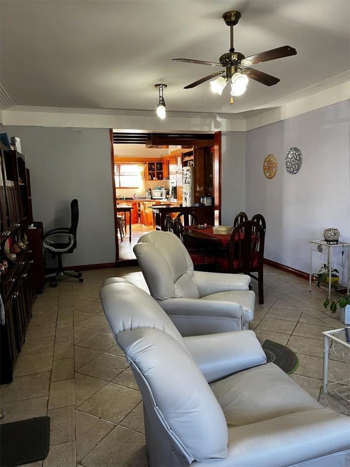 Venta de Chalet 4 Ambientes con Garage 2