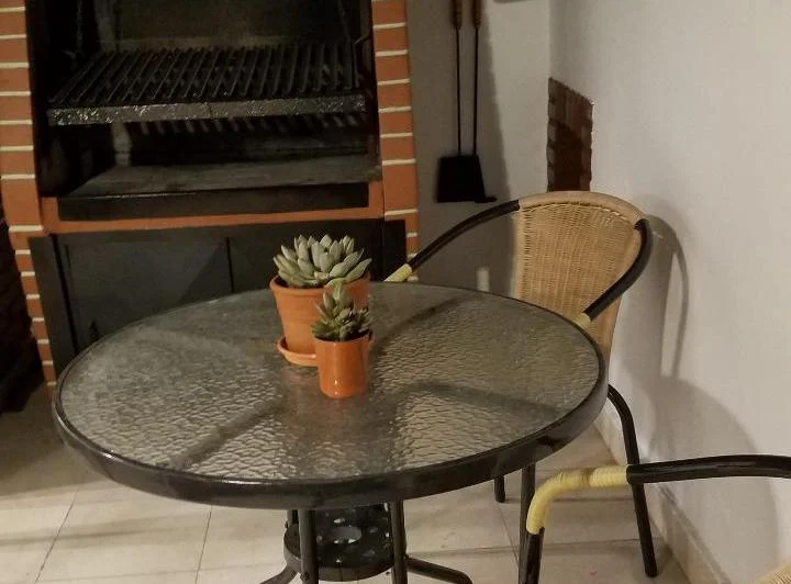 Excelente departamento con balcón terraza y parrilla. Apto profesional. 4