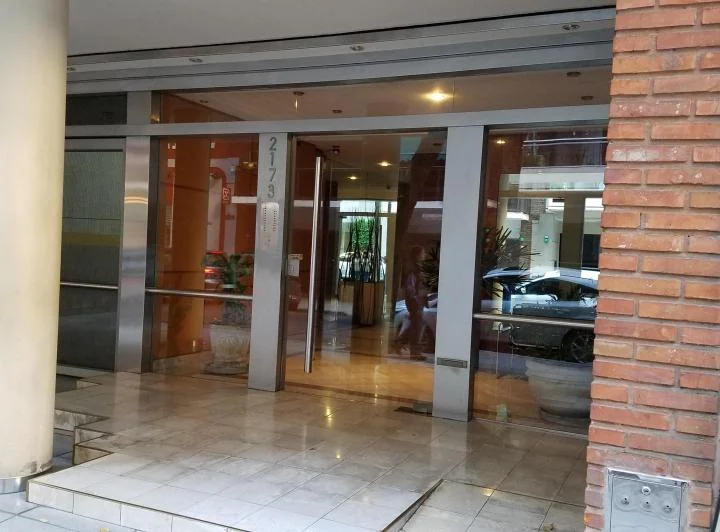 Excelente departamento con balcón terraza y parrilla. Apto profesional. 1
