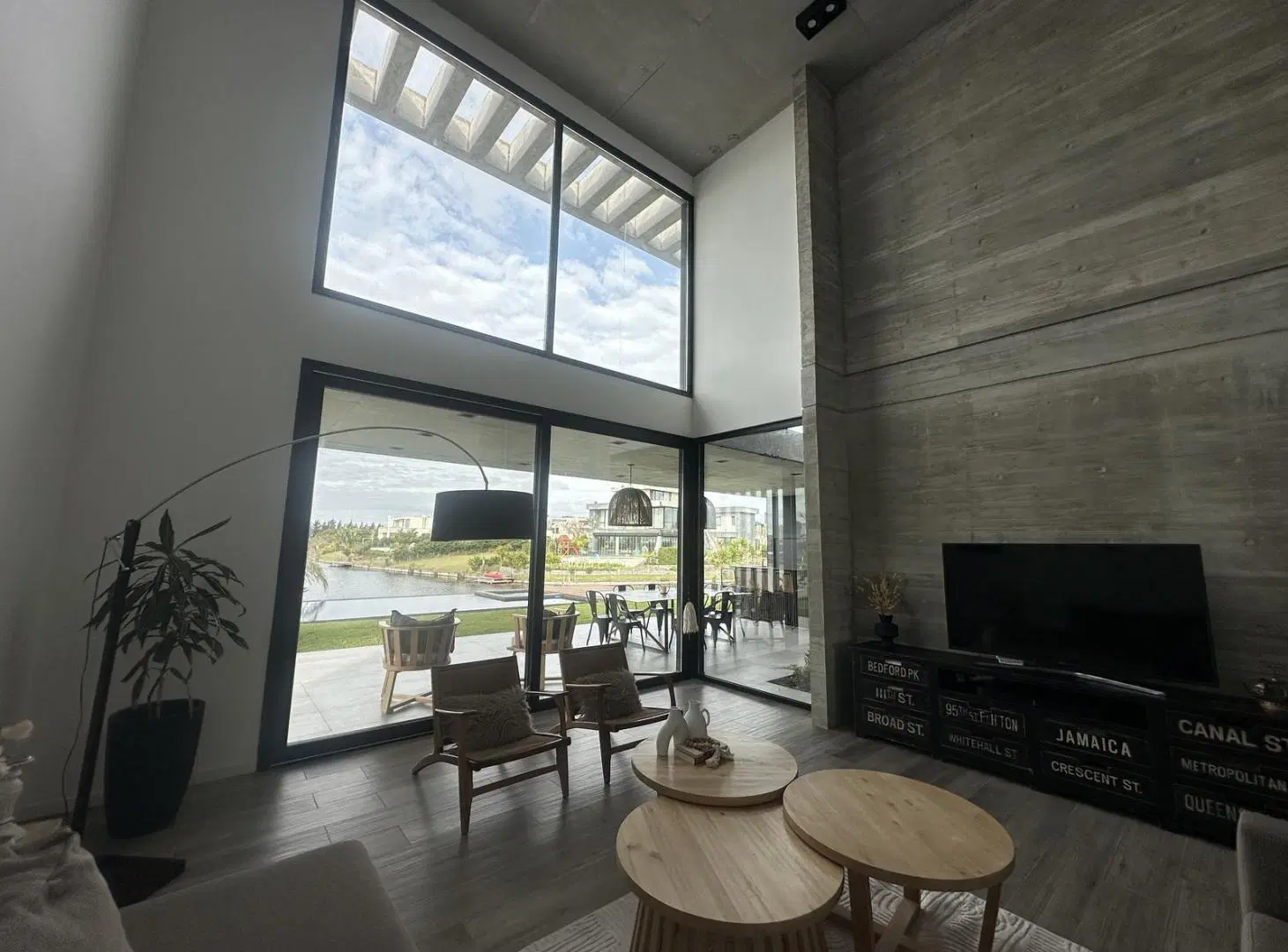 Casa a la venta, 7 ambientes,  frente al lago Virazón 2