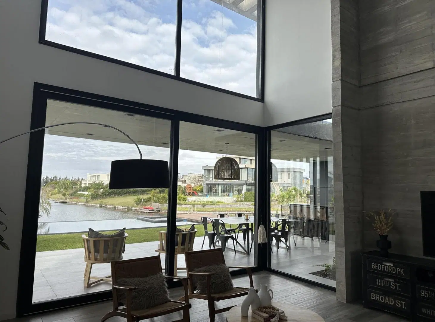 Casa a la venta, 7 ambientes,  frente al lago Virazón 5