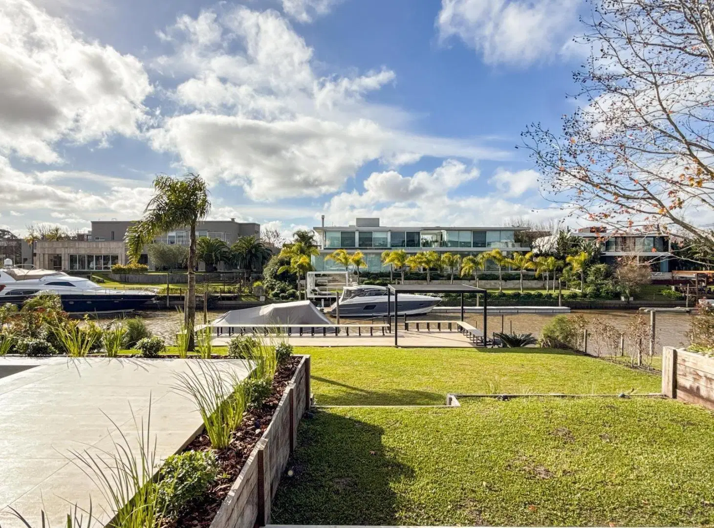 Casa a la venta con amarra propia y vista al río en el Yacht 3