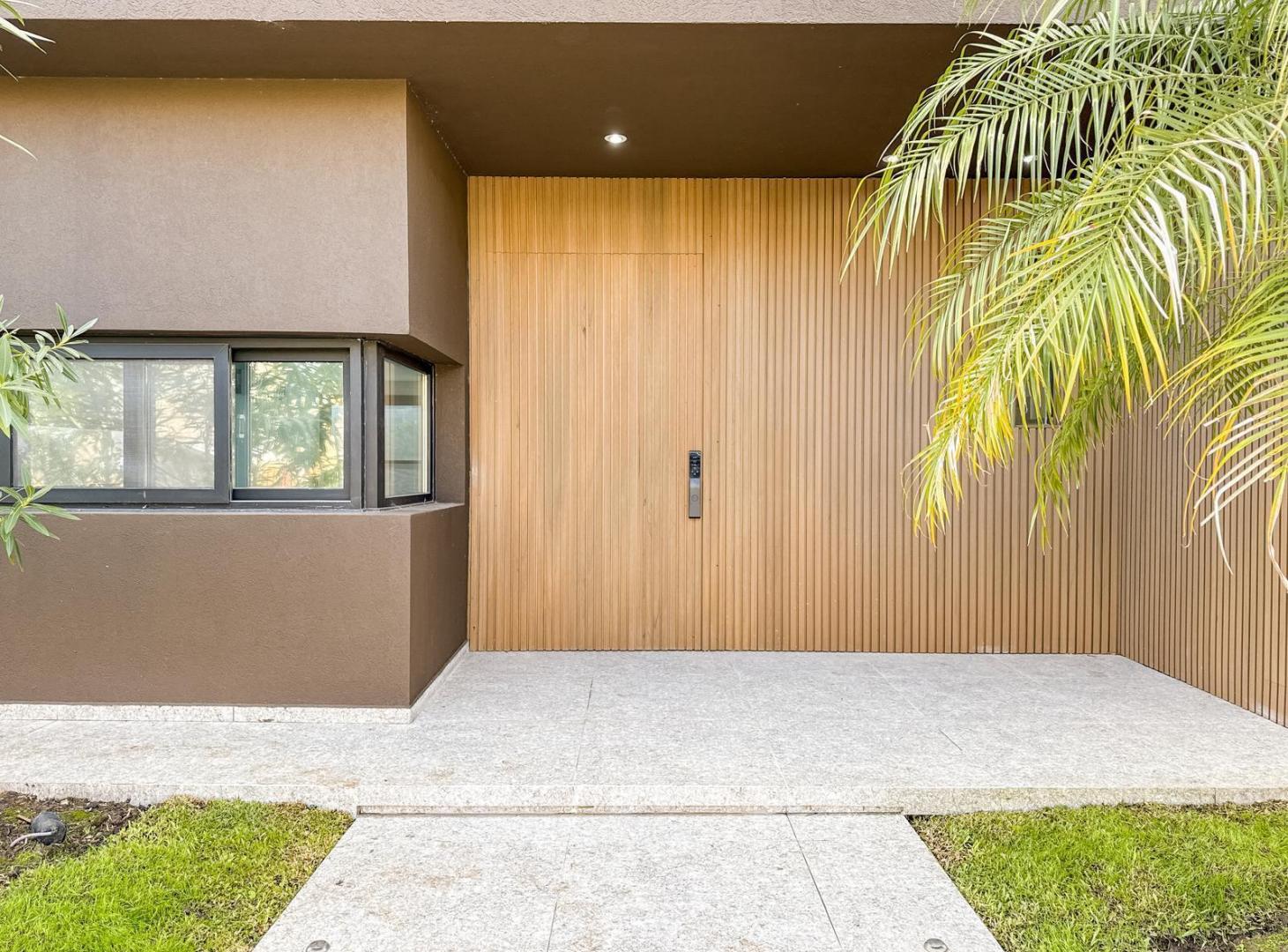 Casa a la venta con amarra propia y vista al río en el Yacht