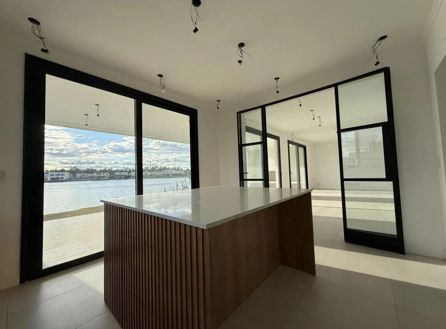 Casa a la venta al lago, 5 ambientes, a Estrenar 3