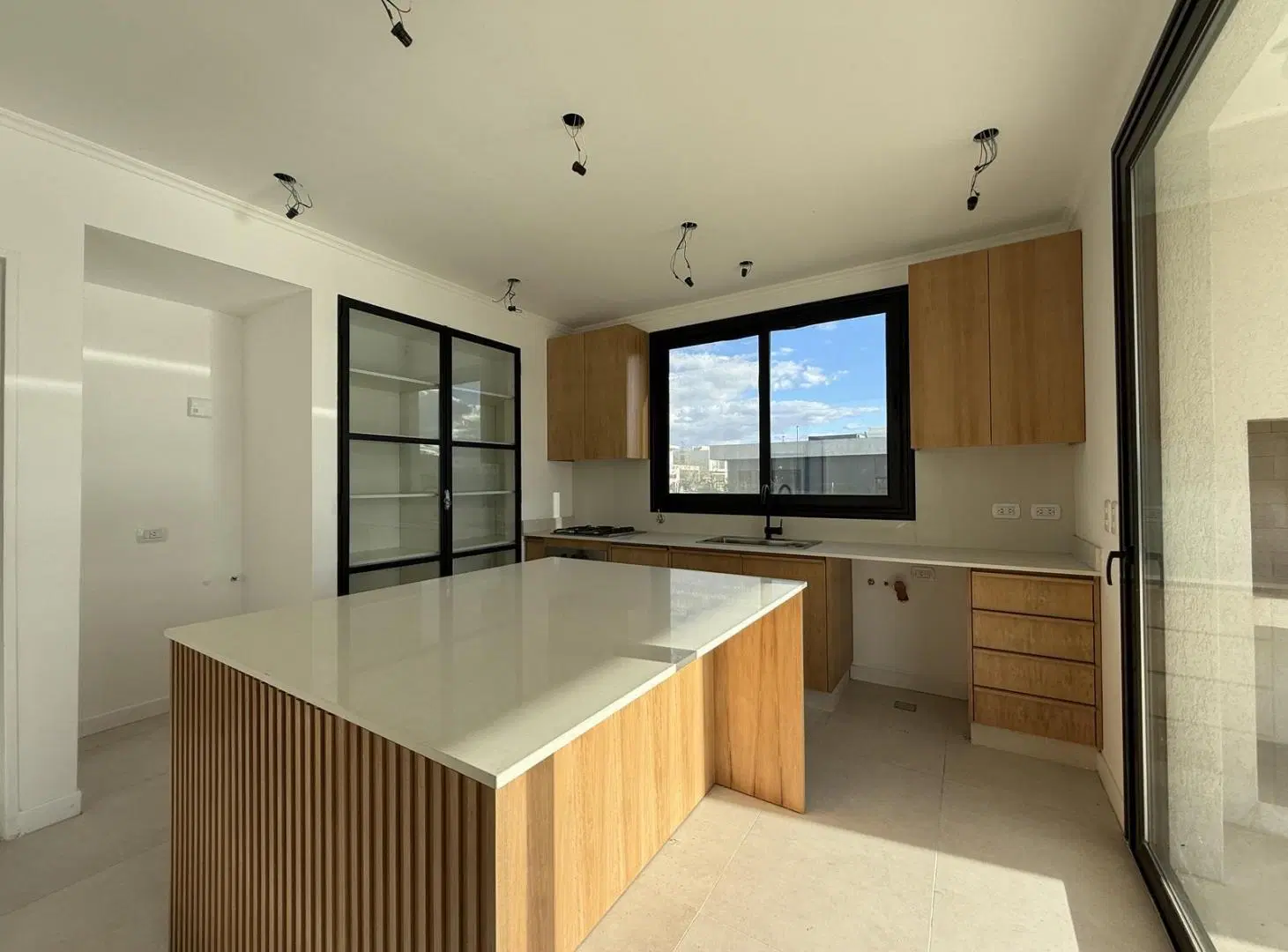 Casa a la venta al lago, 5 ambientes, a Estrenar 4