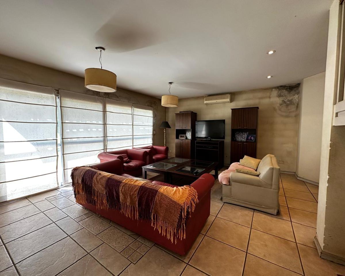 Venta casa 5 amb en Pilar, Barrio El Molino a reciclar OPORTUNIDAD
