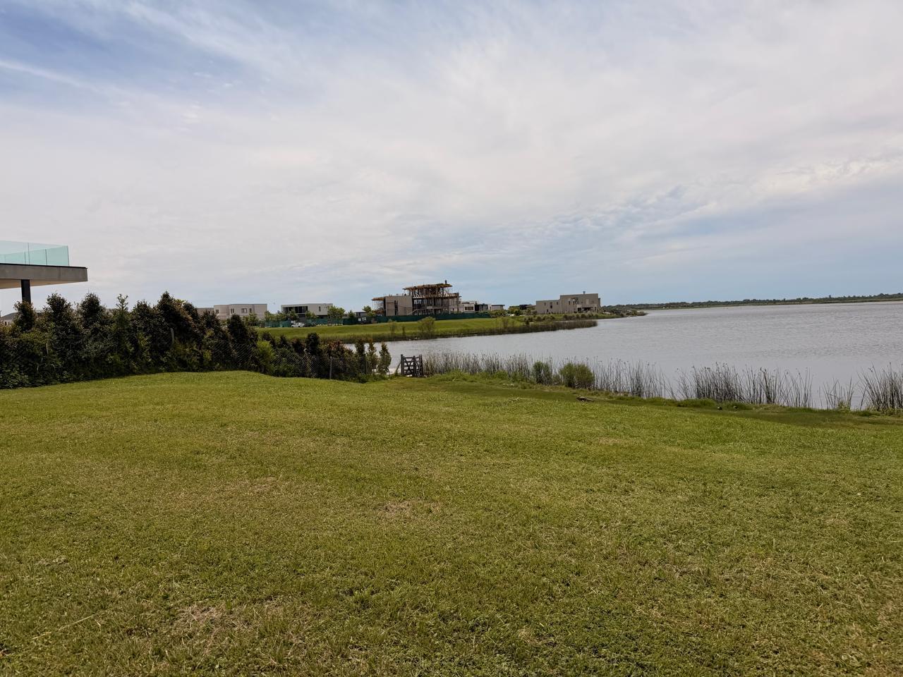 Lote en venta al agua orientación norte Marinas Puertos FINANCIADO
