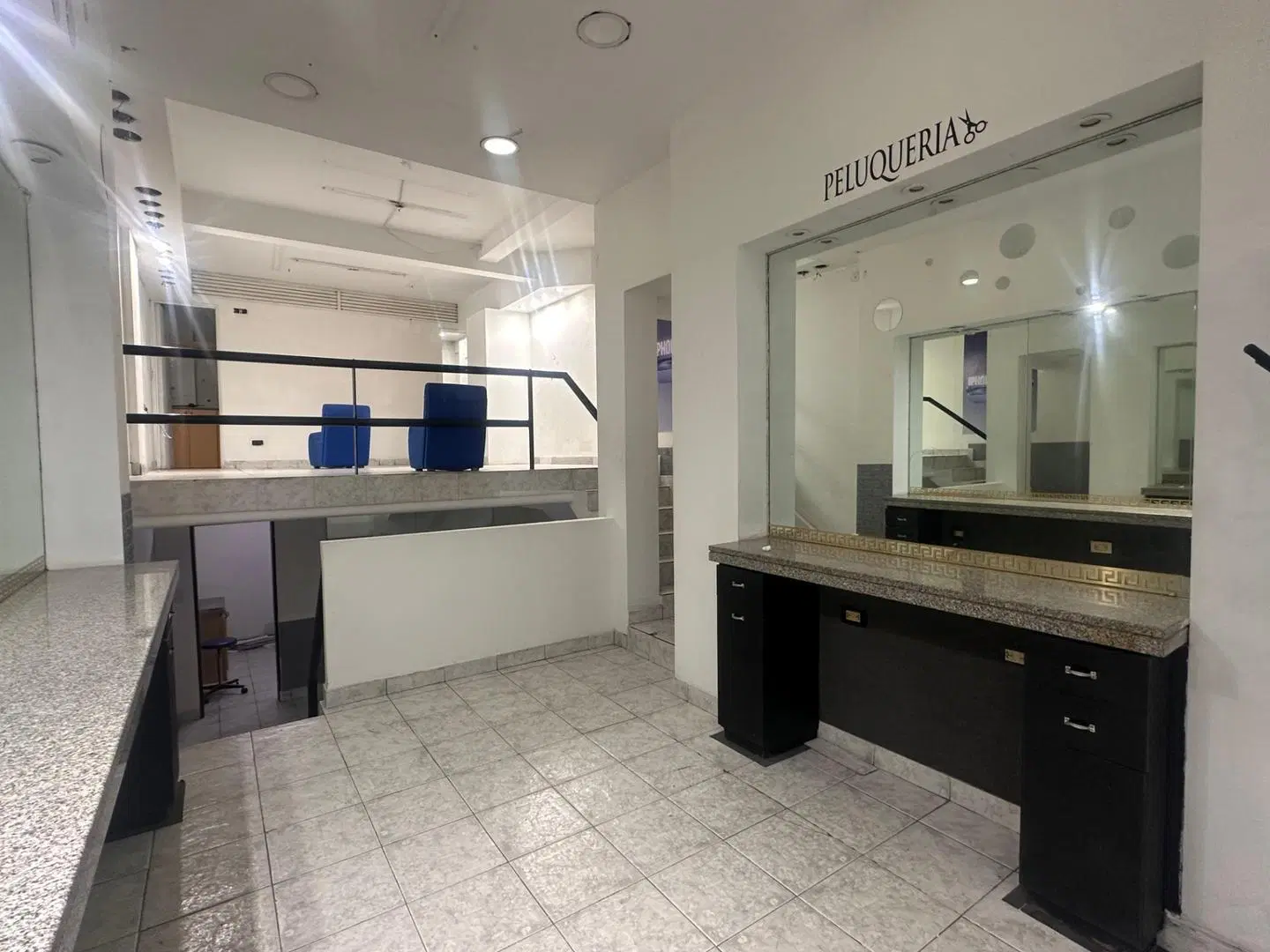 Excelente Local en la zona de villa crespo 5