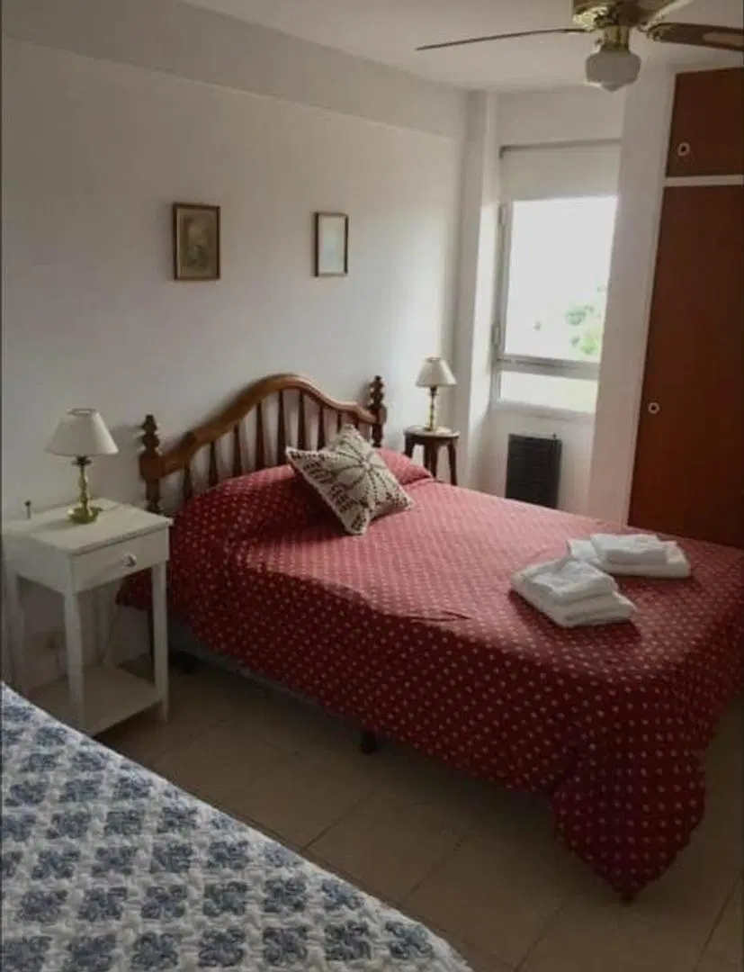 Amplio departamento con balcon 1