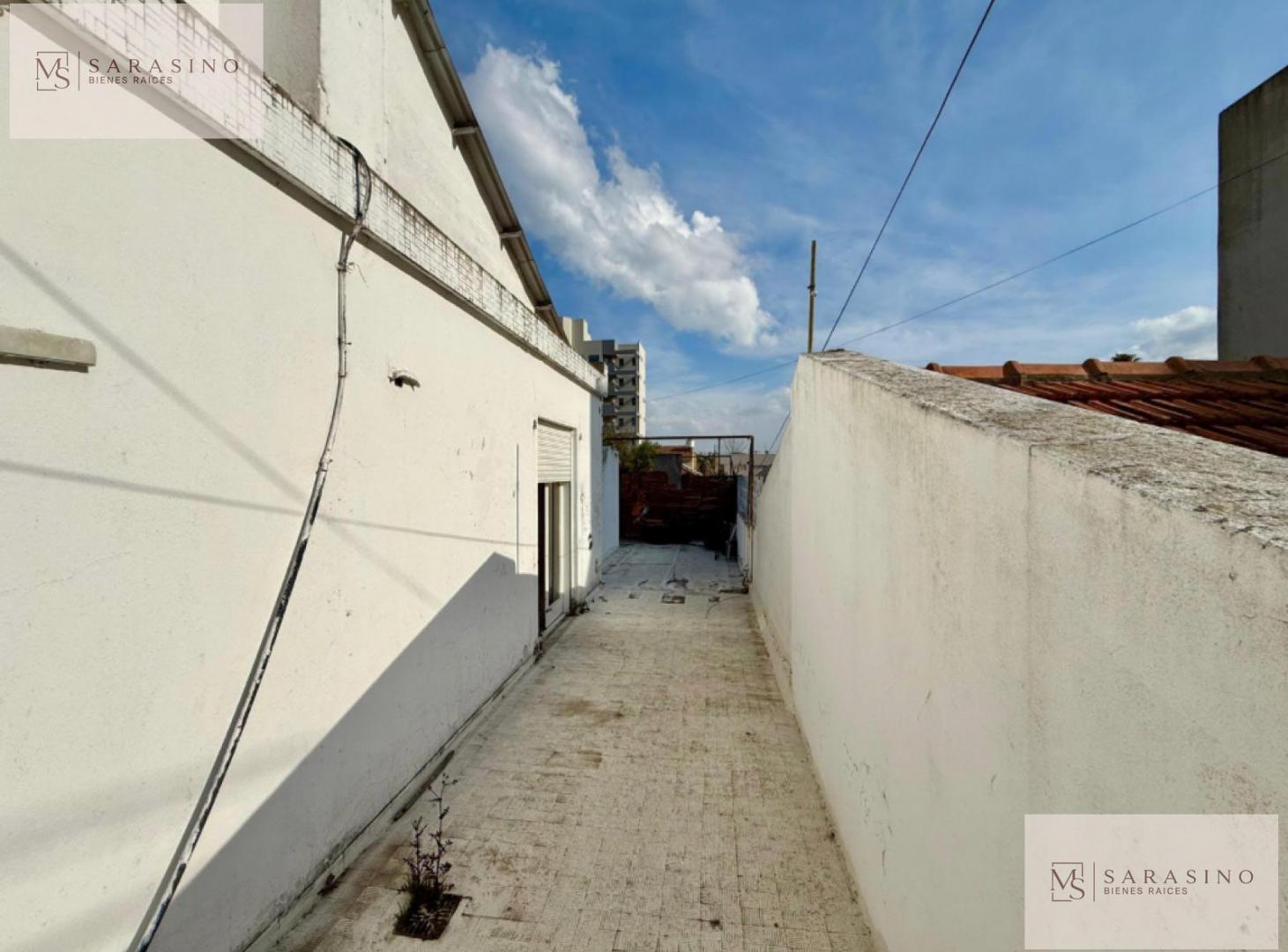 Foto de Casa 6 ambientes con patio a reciclar en Chauvín | Larrea 2900, imagen 2