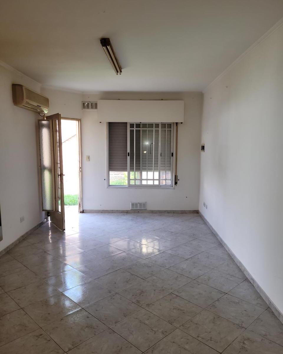 Excelente Local con Departamento en Venta en El Centro de Marcos Paz 2
