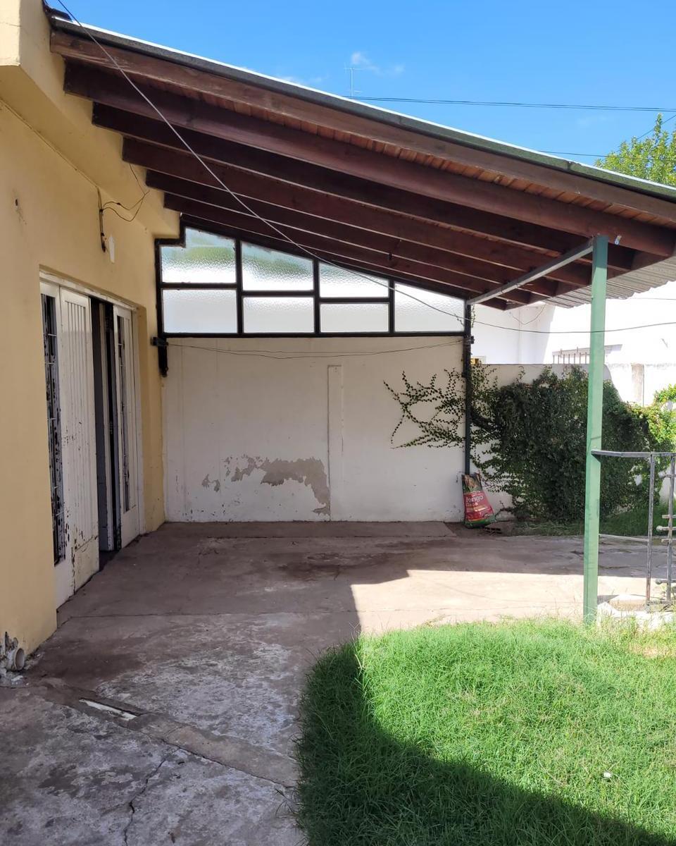Excelente Local con Departamento en Venta en El Centro de Marcos Paz 5