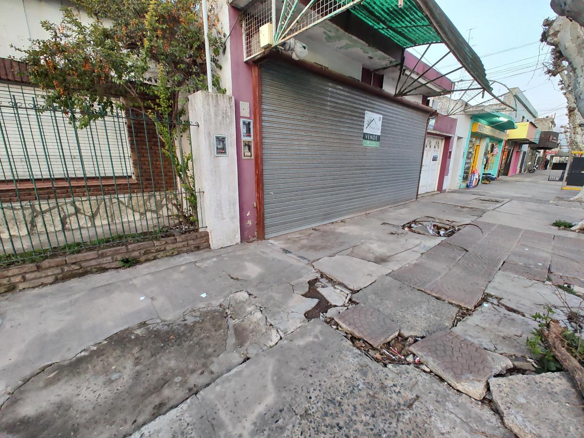Excelente Local con Departamento en Venta en El Centro de Marcos Paz 3