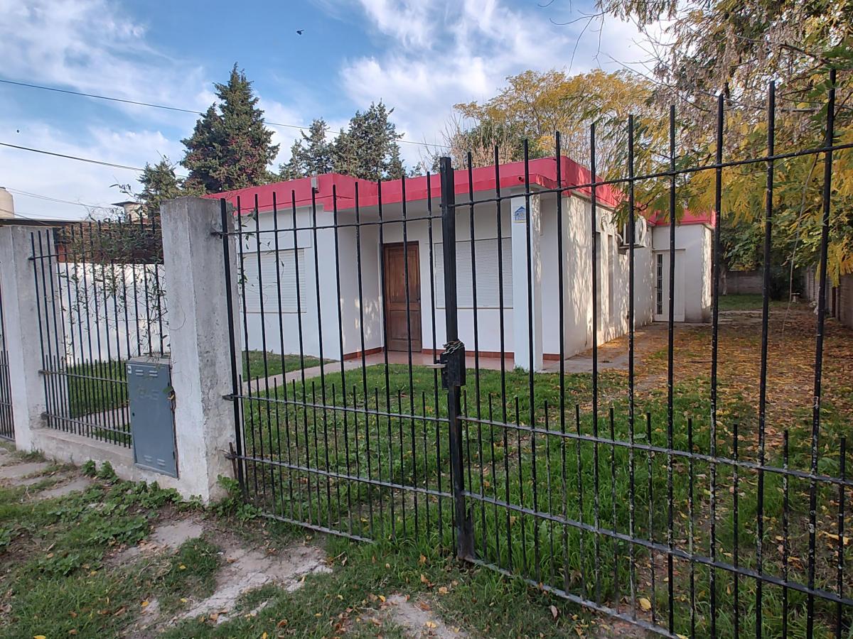 Hermosa Casa en Venta con Gran Parque en Marcos Paz 1