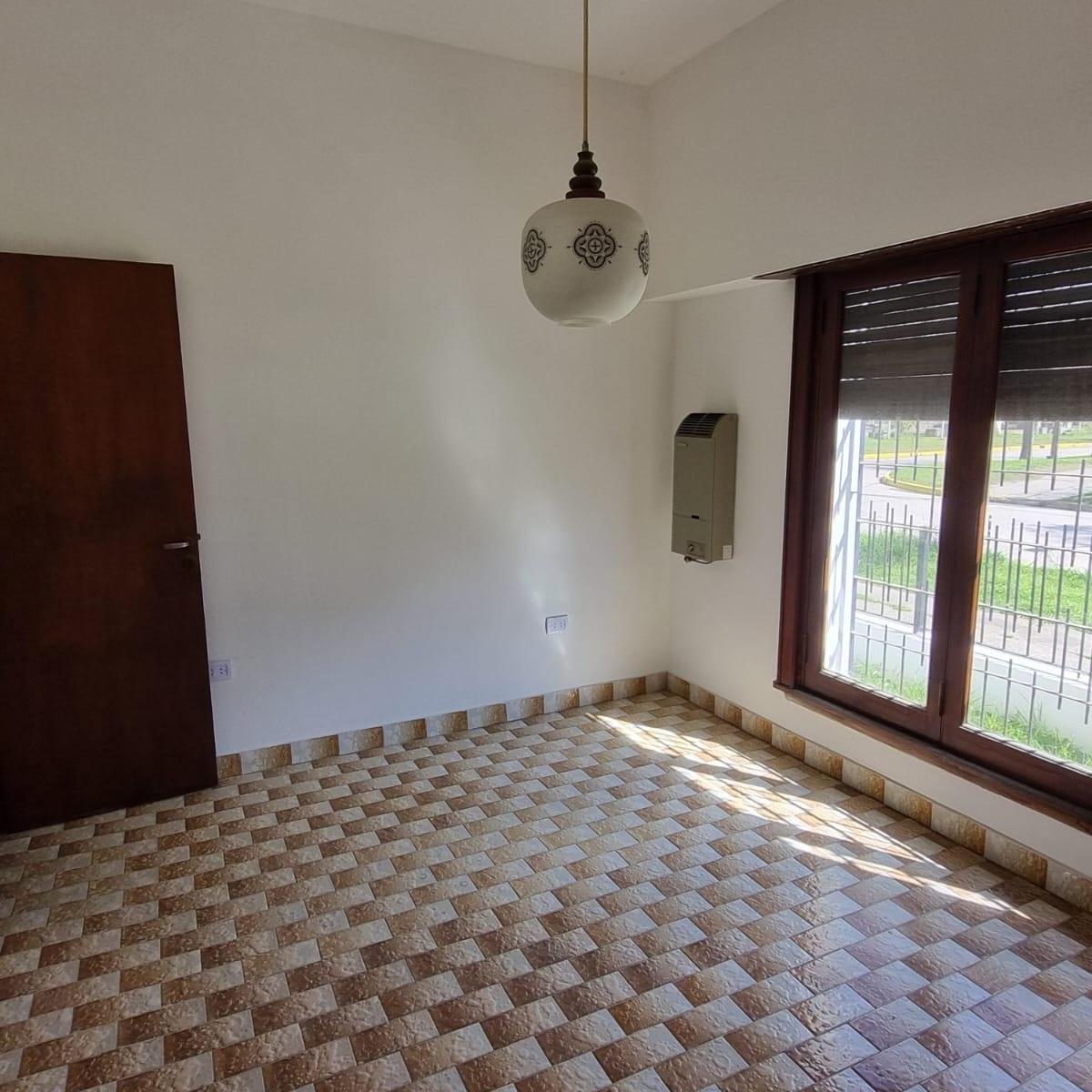 Hermosa Casa en Venta en Melgar y D´agnillo en El Centro de Marcos Paz 2