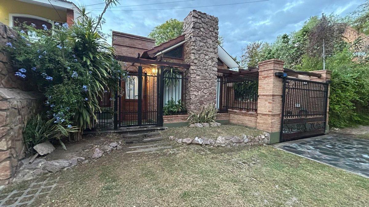 VENTA CASA 3 DORMITORIOS EN BARRIO CABILDO